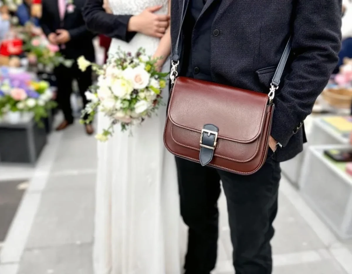 Créer une ligne de sacs bandoulière en cuir pour le marché du mariage
